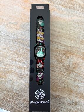 Disney &  Friends 2026 MagicBand Plus with Charging Cable. Unlinked